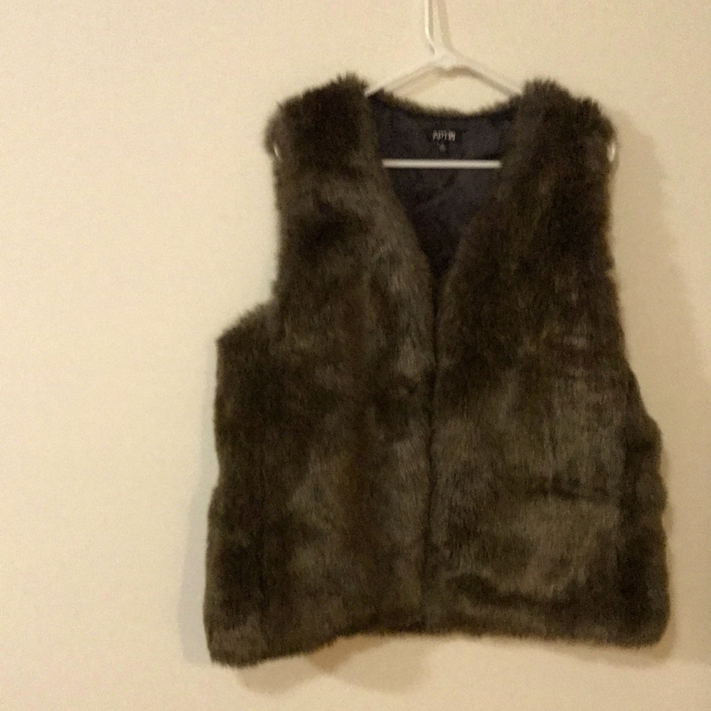 Luxurious Apt 9 Woman’s Faux fur Winter Vest In Brown.